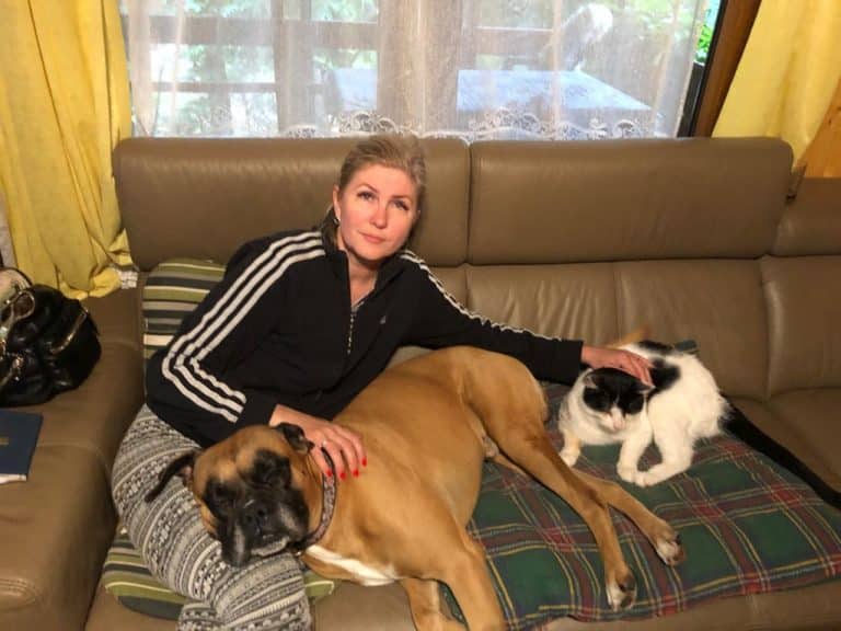 Historia przyjaźni kota Gienka i psa Mańka. Poseł Iwona Arent dała im drugie życie