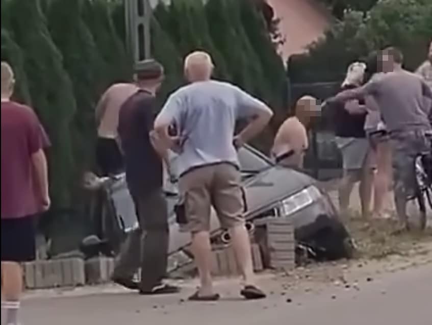 Samosąd w Biesalu: kierowca pobity po wypadnięciu autem z jezdni społeczeństwo Olsztyn, Wiadomości, zShowcase