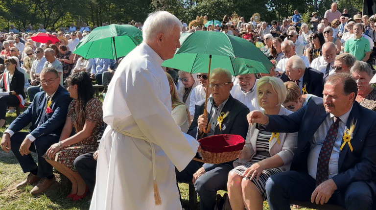 Msza z politycznym smaczkiem. Kto i ile daje na tacę w czasie kampanii?