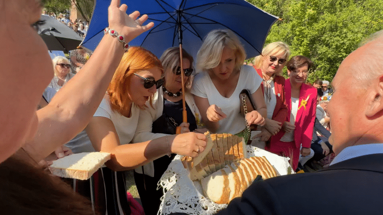 Niecodzienna scena na dożynkach. Politycy od lewa do prawa rzucili się na chleb, jak dzieci na cukierki