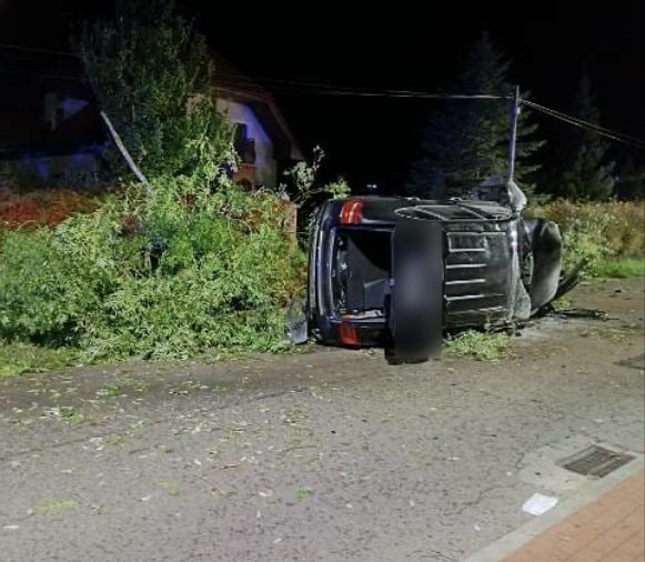 W miejscowości Kajkowo 22-letni kierowca porsche uderzył w drzewo Na sygnale Olsztyn, Wiadomości