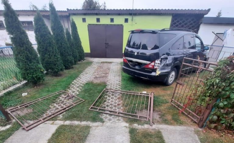 60-latek kierujący SsangYoung staranował bramę i uderzył w budynek