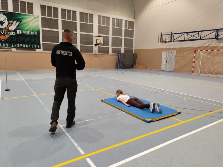 Trening z policyjnym instruktorem: kandydaci do policji doskonalili swoje umiejętności przed testem sprawności fizycznej