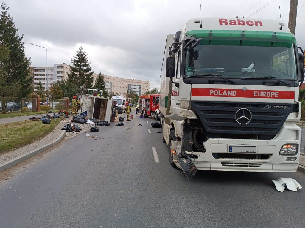 Wypadek drogowy z udziałem pojazdu ciężarowego i samochodu usług komunalnych wypadek Olsztyn, Wiadomości, zShowcase