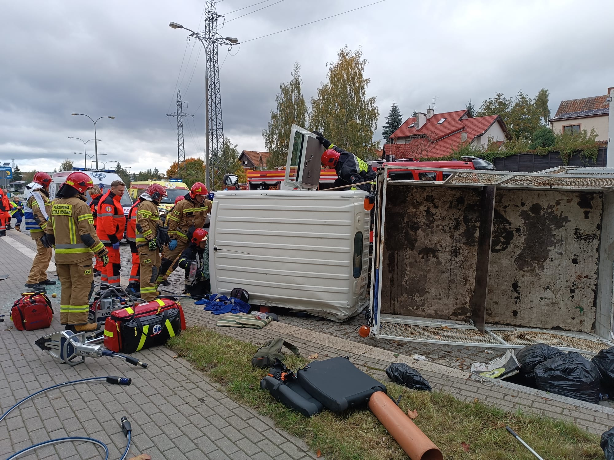 Wypadek drogowy z udziałem pojazdu ciężarowego i samochodu usług komunalnych wypadek Olsztyn, Wiadomości