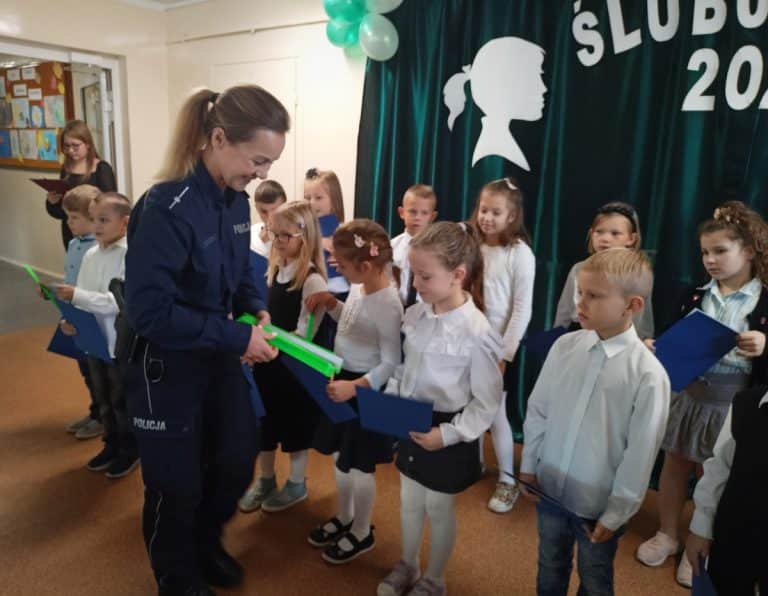Promocja bezpieczeństwa wśród najmłodszych: uczniowie składali ślubowanie, a policjanci wręczali odblaski