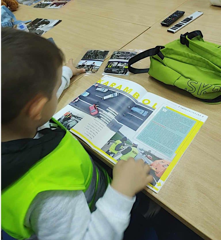 Przedszkolaki z „Zielonej Żyrafy” odkrywają tajniki pracy policjantów: wizyta w Komendzie Powiatowej Policji w Iławie