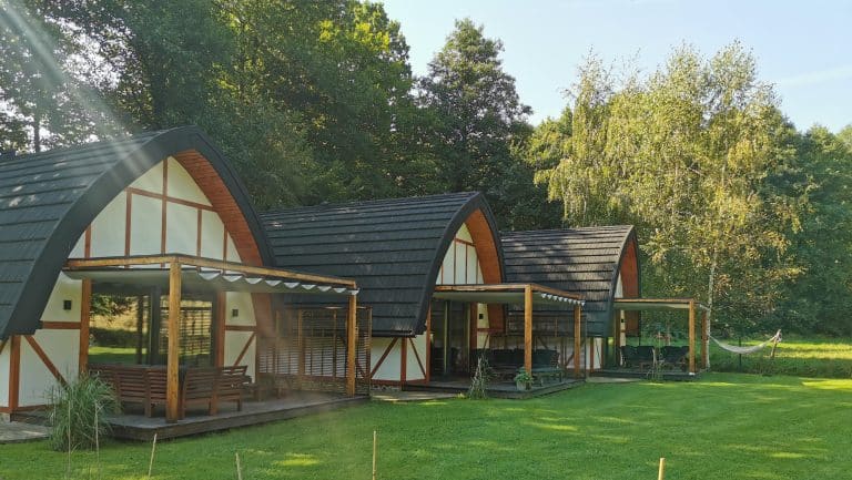 Sen i Wino – domki w górach do wynajęcia z winiarnią