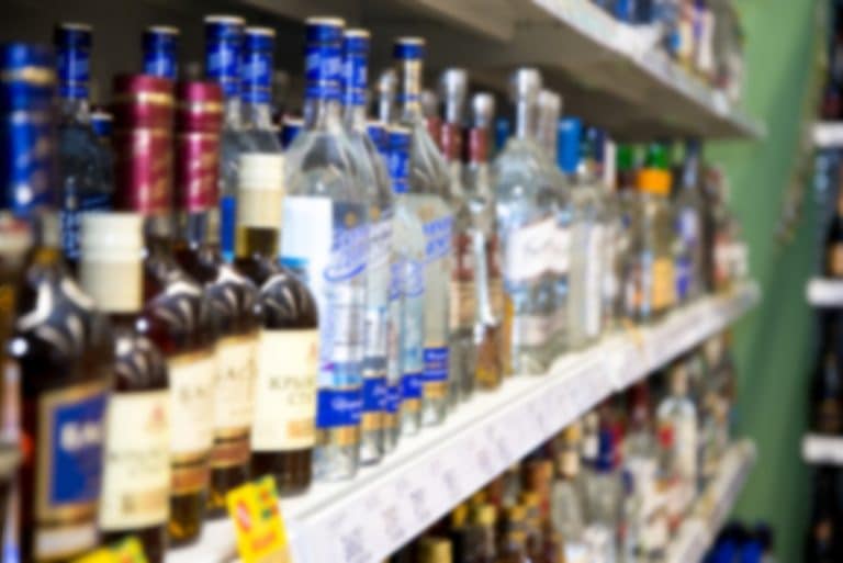 Mieszkańcy mają dość. Czy sklep z alkoholem przy ulicy Kołobrzeskiej straci koncesję?