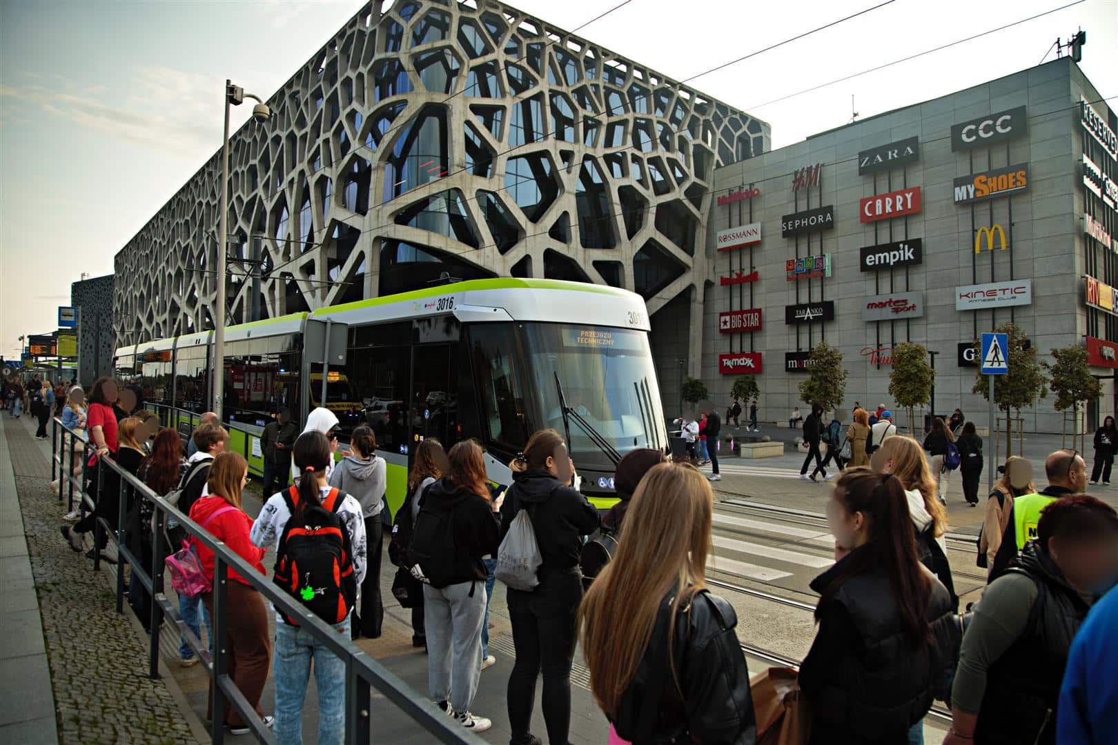 14-latek potrącony przez tramwaj pod Galerią Warmińską wypadek Materiał partnera