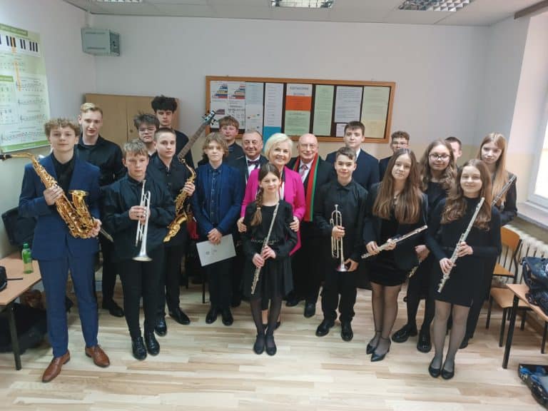 Senator Lidia Staroń pomogła w zdobyciu fortepianu dla szkoły muzycznej