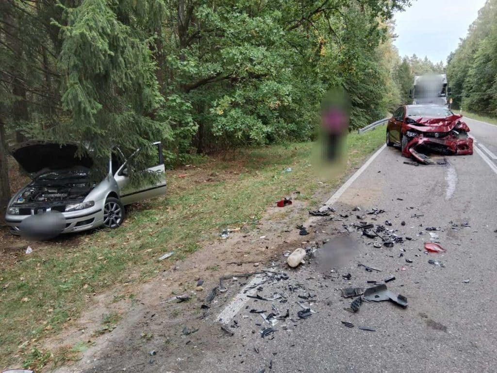 20-letni kierowca seatem zderzył się z fiatem: groźnie wyglądająca kolizja w Dobrym Lasku Na sygnale Mrągowo