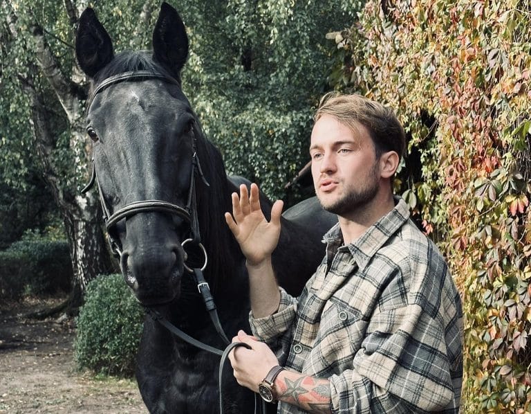 Łukasz Michnik to czarny koń Lewicy. Kandydat puszcza oczko w kierunku medi&oacute;w