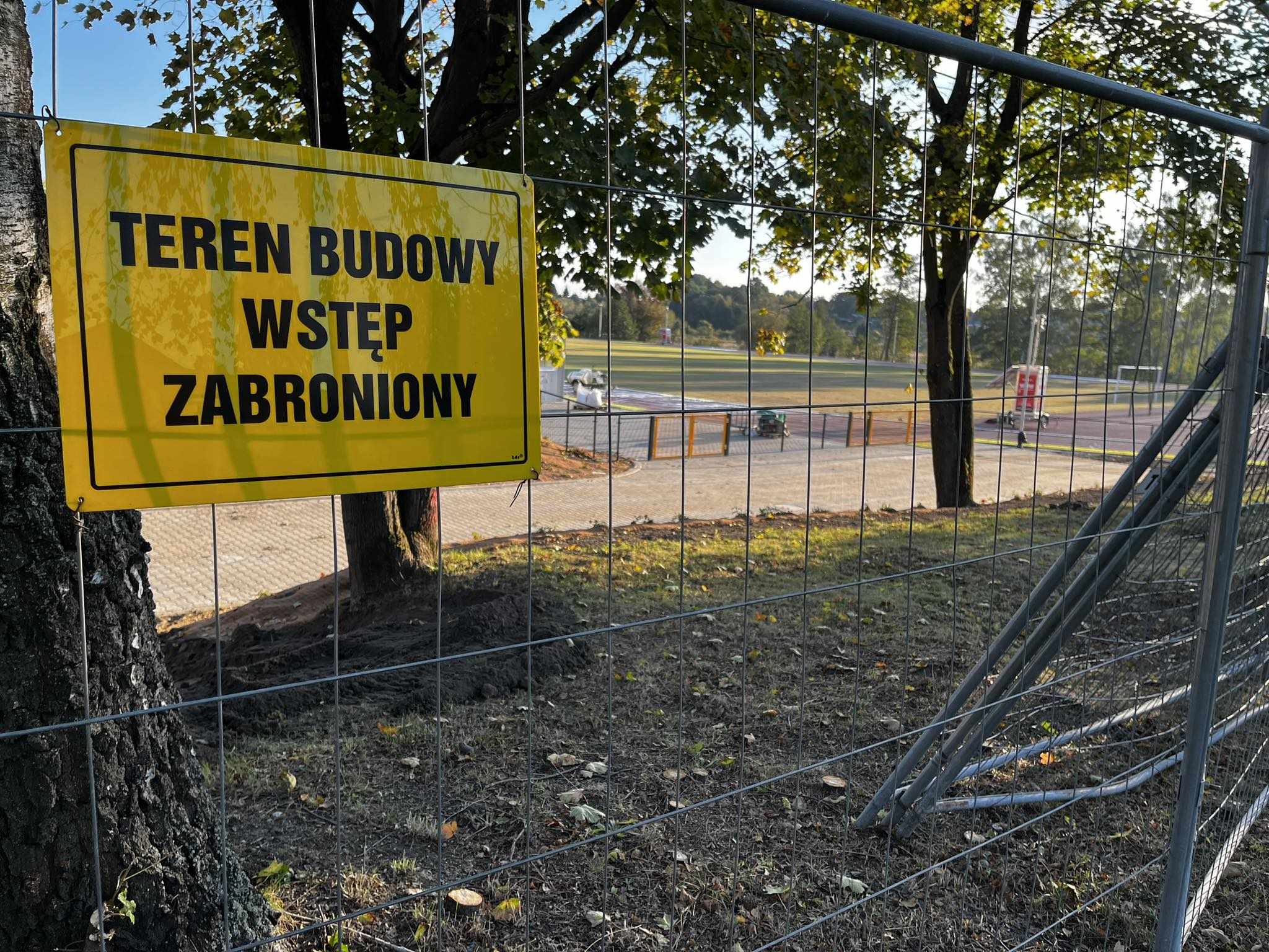 Ale wpadka Semeniuk-Patkowkiej i Cieszyńskiego! Otworzyli stadion... który jest w budowie polityka Nidzica, Wiadomości, zShowcase