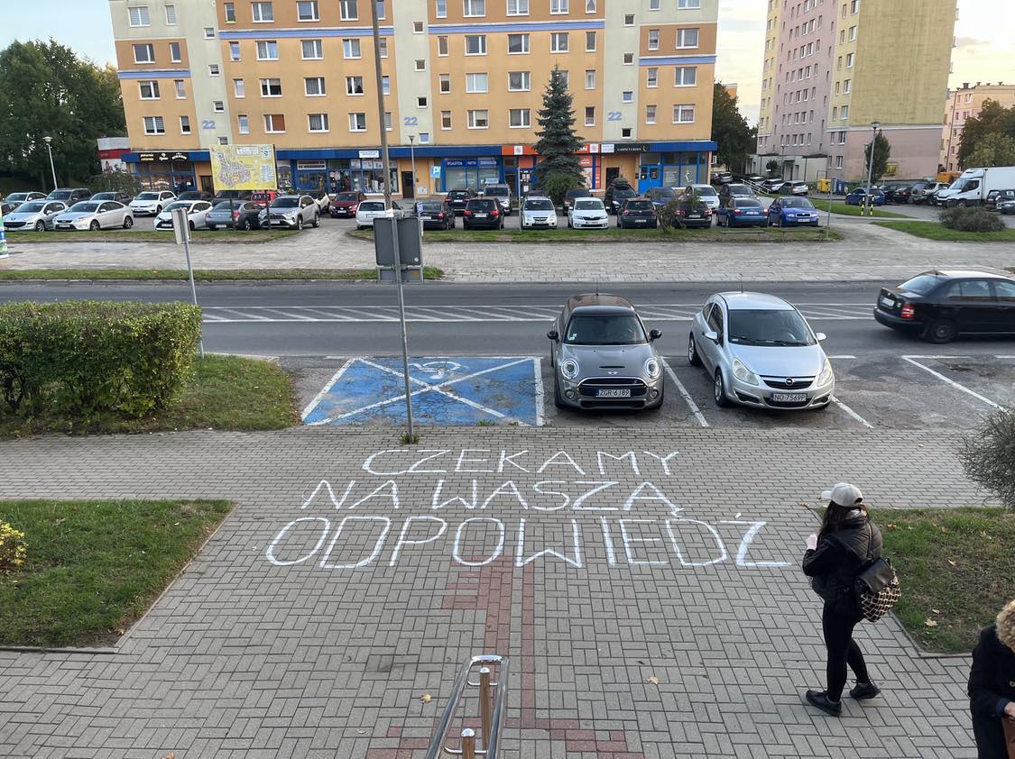 Wielki napis przed SM „Jaroty” w Olsztynie. Wiemy kto za to odpowiada polityka Olsztyn, Wiadomości, zShowcase