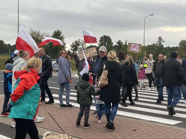 Mieszkańcy zablokowali DK51 w godzinach szczytu. Chcą przywr&oacute;cenia transportu zbiorowego