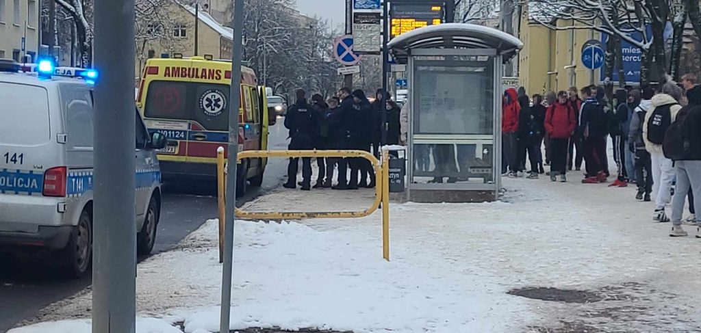 W Olsztynie na przystanku pod szkołą doszło do niepokojącego zdarzenia Kronika policyjna Olsztyn, Wiadomości, zShowcase