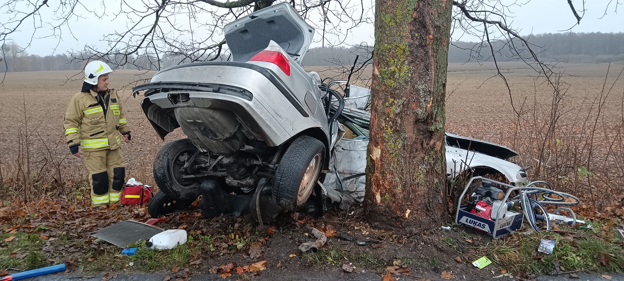 Tragiczny wypadek BMW. Samochód uderzył w drzewo, kobieta w szpitalu ruch drogowy Olsztyn, Wiadomości, zPAP