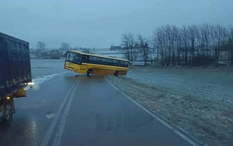 Autobus przesunięty przez wiatr na oblodzonej drodze