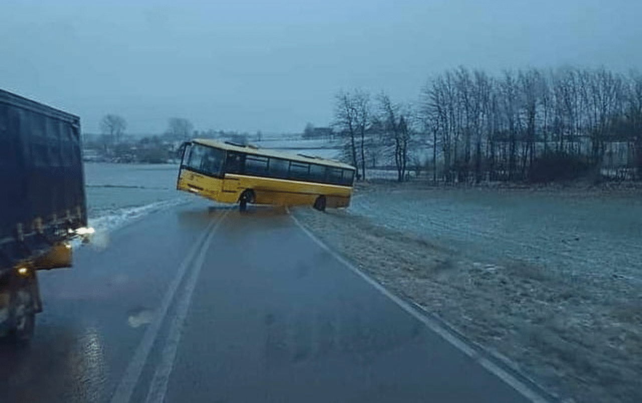 Autobus przesunięty przez wiatr na oblodzonej drodze ruch drogowy Wiadomości, Olsztyn, Wideo
