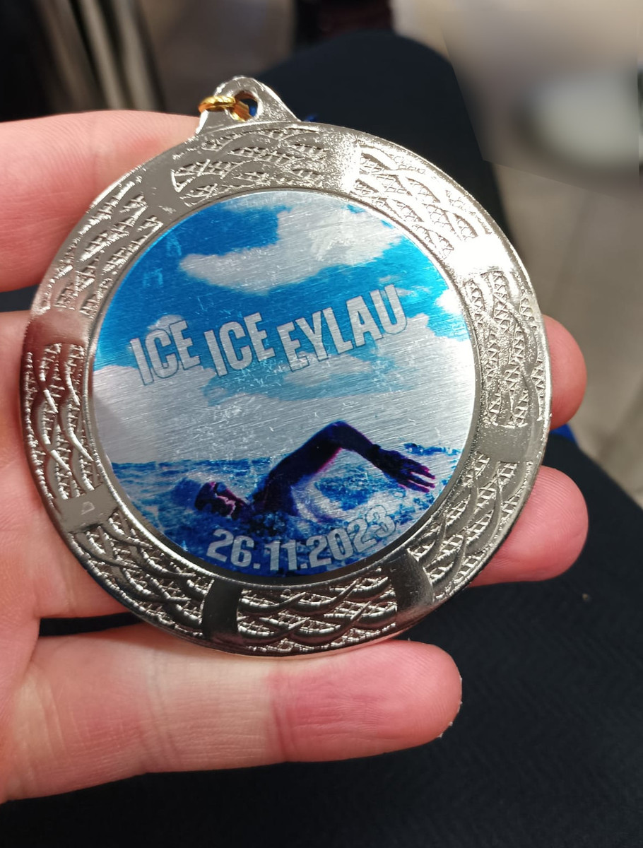 Medal w mistrzostwa w pływaniu lodowym zorganizowanych w Iławie.