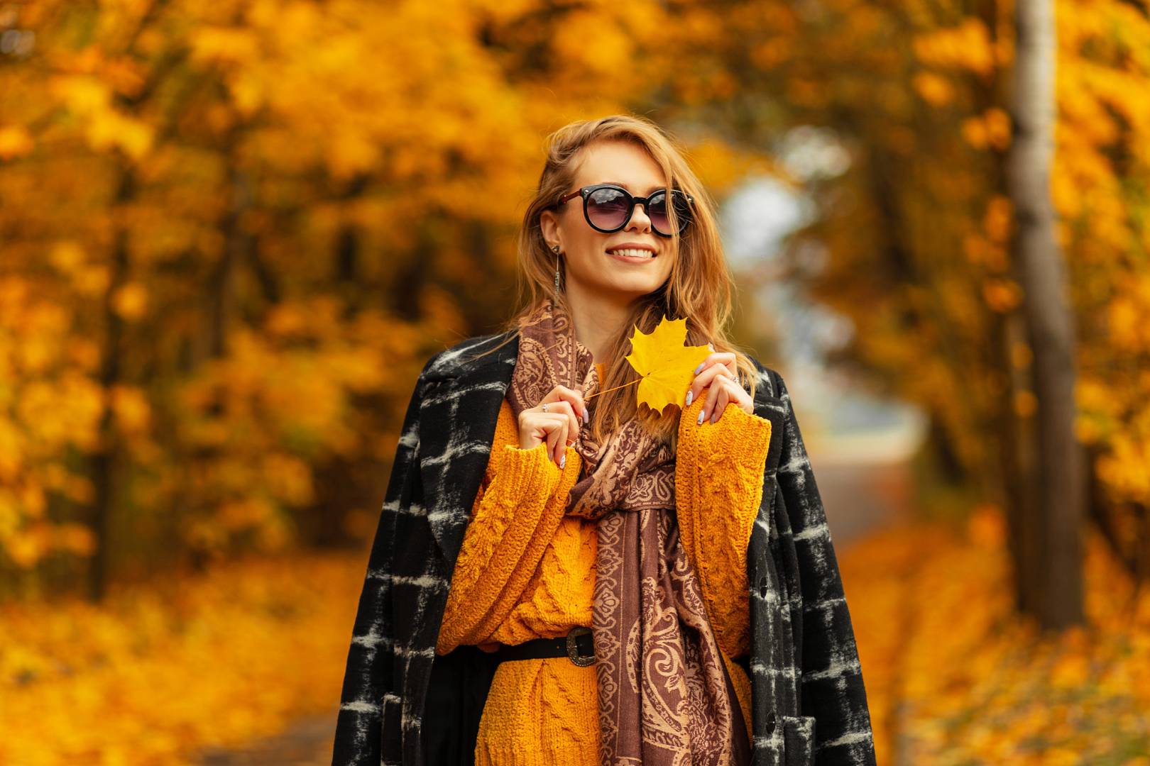 Najmodniejsze sukienki na jesień. Trendy i stylowe propozycje Clamodi.com Materiał partnera