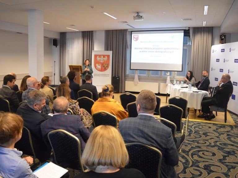 Wyzwanie demograficzne Warmii i Mazur: debata o starzeniu się społeczeństwa i zmniejszającej się liczbie mieszkańc&oacute;w