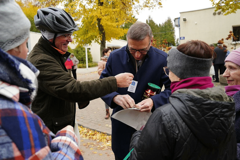 Dwie dekady solidarności: olsztynianie zbi&oacute;rką pieniędzy ratują historyczne cmentarze