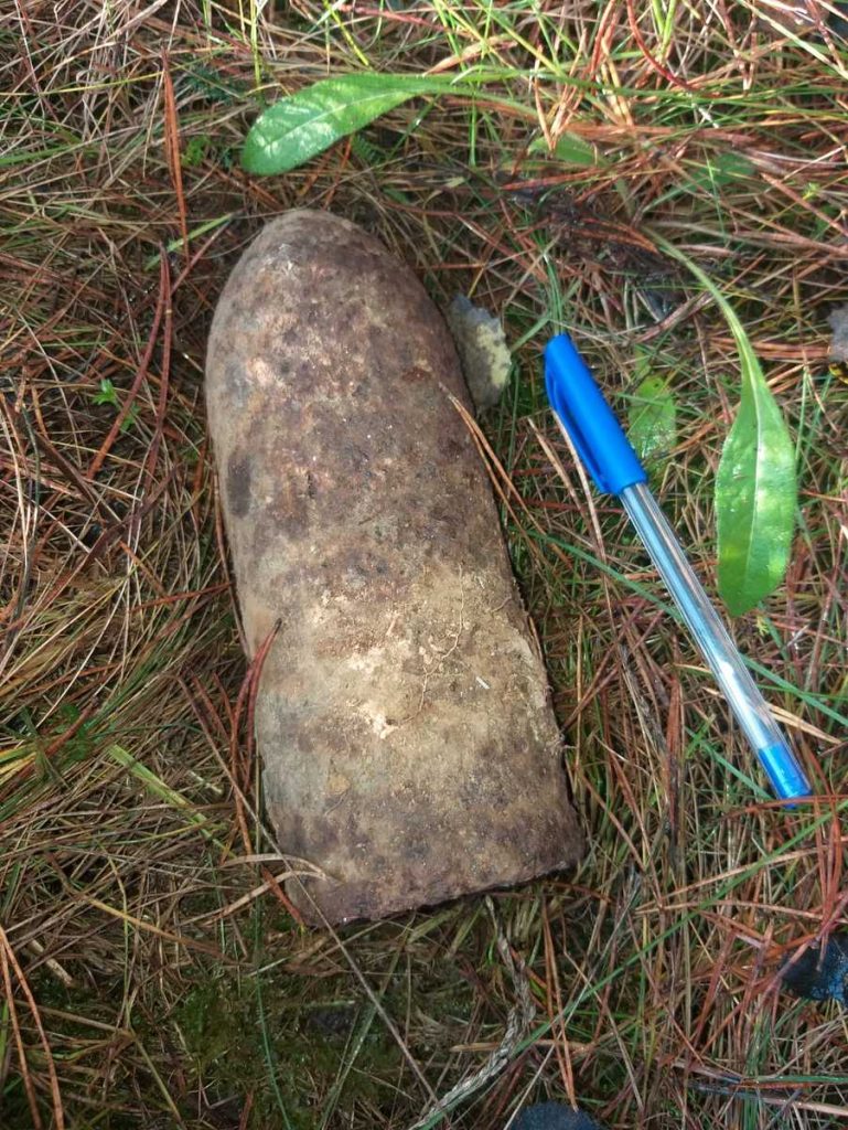 Znalezisko grozy – pocisk artyleryjski z czasów wojennych odkryty na skraju lasu Na sygnale Nidzica