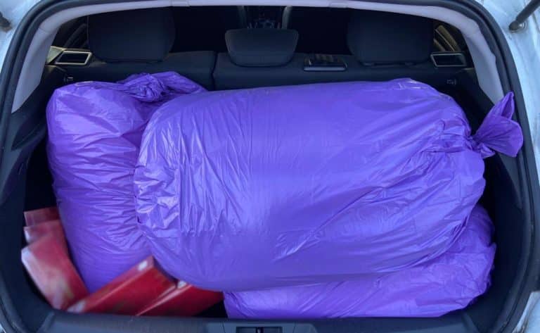 Duży cios w nielegalny rynek: olsztyńscy policjanci przechwycili 75 kg krajanki i około 2200 paczek papieros&oacute;w bez akcyzy