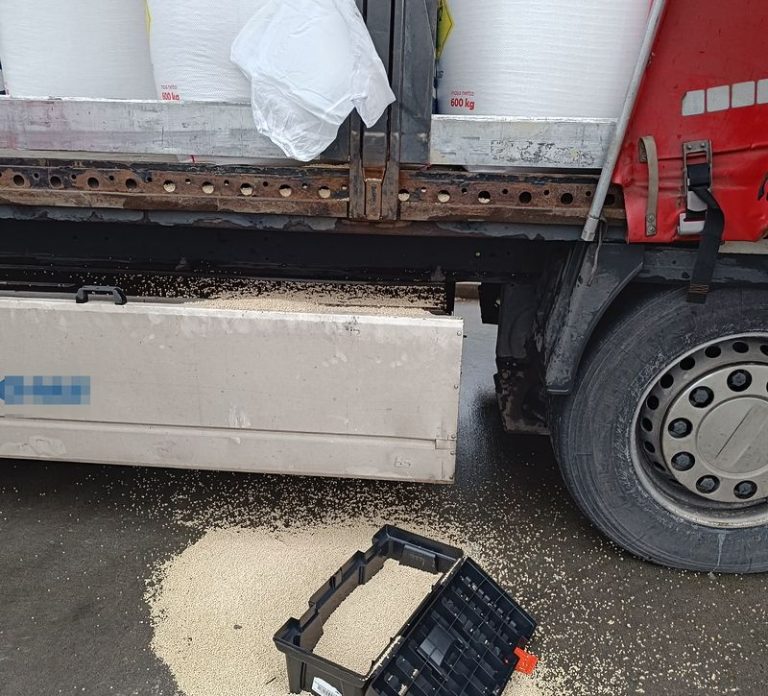 Nieprawidłowo zabezpieczony transport z azotanem amonu na S7 &ndash; inspekcja nakłada karę 8500 zł i zakazuje dalszej jazdy