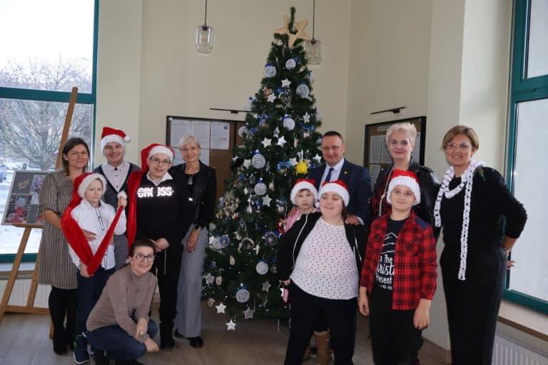 Odkryj magię świąt: niezwykła choinka z ozdobami dzieci w olsztyńskim urzędzie