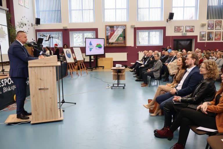 Szkoła w Smolajnach wkracza na nowoczesne tory: prezentacja projektu rolniczej plac&oacute;wki przyszłości