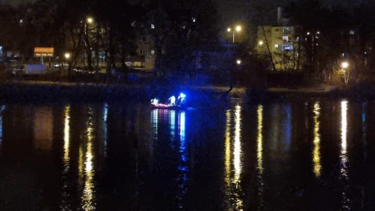 poszukiwania na jeziorze nocą