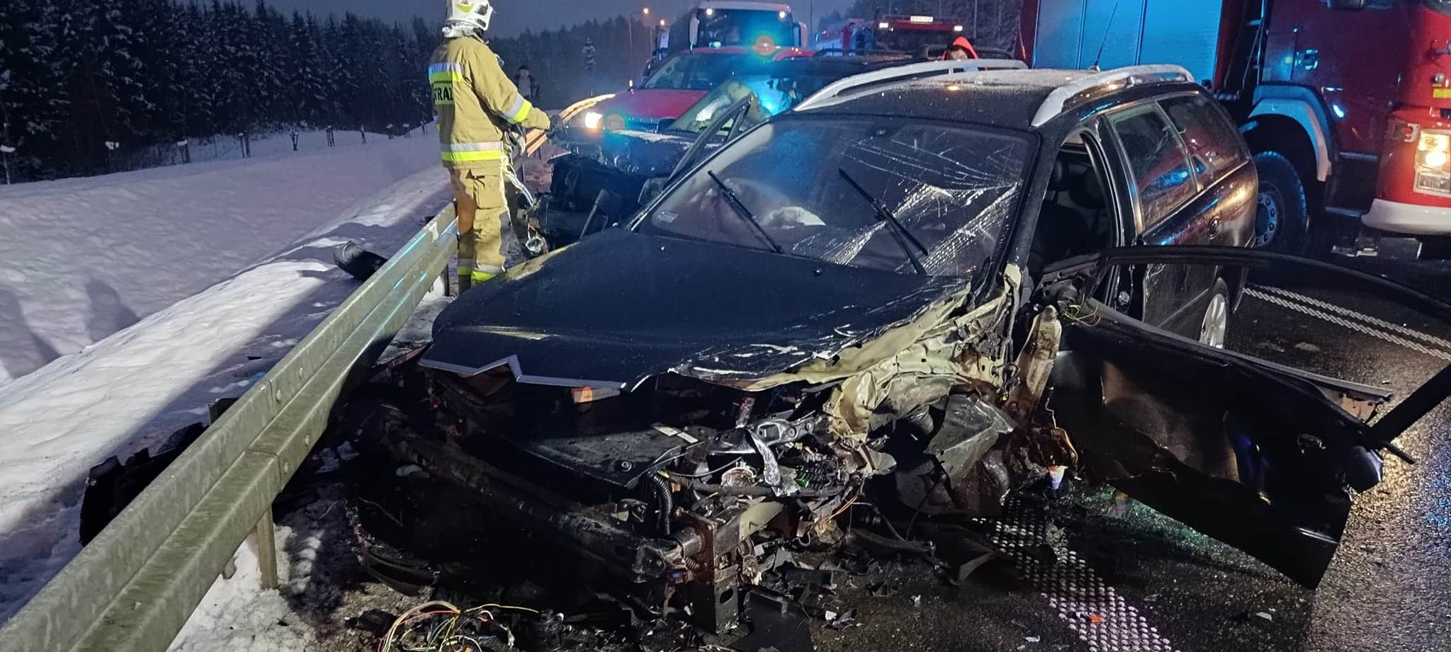 Zderzenie trzech samochodów na DK 16 pod Olsztynem. Dwie osoby w szpitalu wypadek Olsztyn, Wiadomości, zShowcase