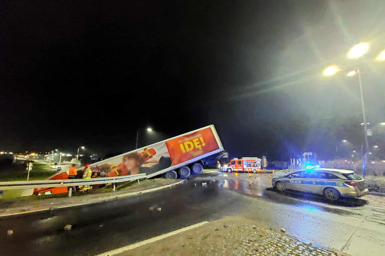Ciężarówka Biedronki zawisła nad tunelem ruch drogowy Olsztyn, Wiadomości