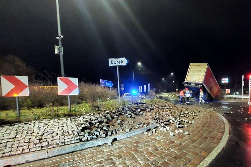 Ciężarówka Biedronki zawisła nad tunelem ruch drogowy Iława, Wiadomości, zShowcase