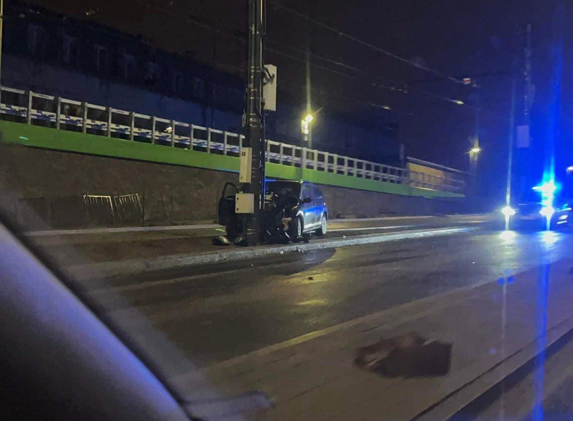 Zderzył się ze słupem na pustej drodze przy wjeździe na estakadę tramwajową ruch drogowy Wiadomości, Olsztyn