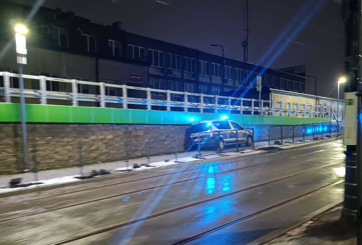 Radiowóz straży miejskiej zsunął się z chodnika. Szczegóły interwencji straż miejska Ostróda, Wiadomości, zPAP, zShowcase