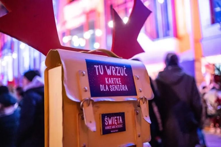 Świąteczne kartki pełne ciepła: mieszkańcy Olsztyna łagodzą samotność senior&oacute;w