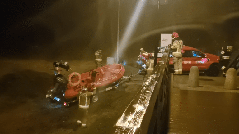 Wielka akcja służb na Jeziorze Długim w Olsztynie. Użyto łodzi i quada