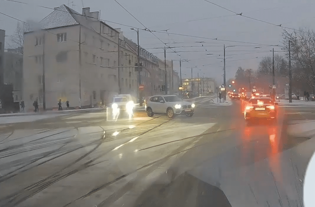 O krok od nieszczęścia. W Olsztynie pieszy wtargnął przed karetkę ruch drogowy Olsztyn, Wiadomości