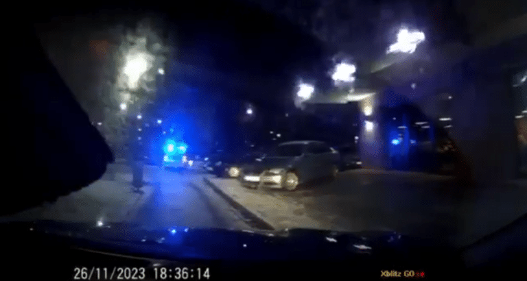 Radiow&oacute;z Izby Administracji Skarbowej na sygnałach pod kebabem Piri Piri