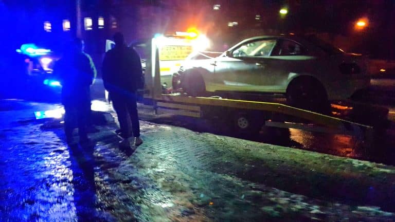 Sportowe bmw uderzyło w słup. Kolizja na al. Wojska Polskiego