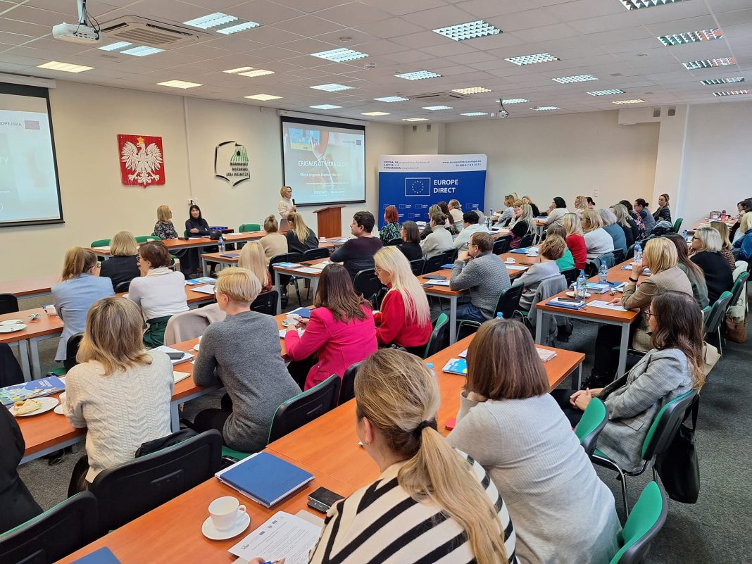 Spotkanie dotyczące programu Erasmus+ w sali konferencyjnej.