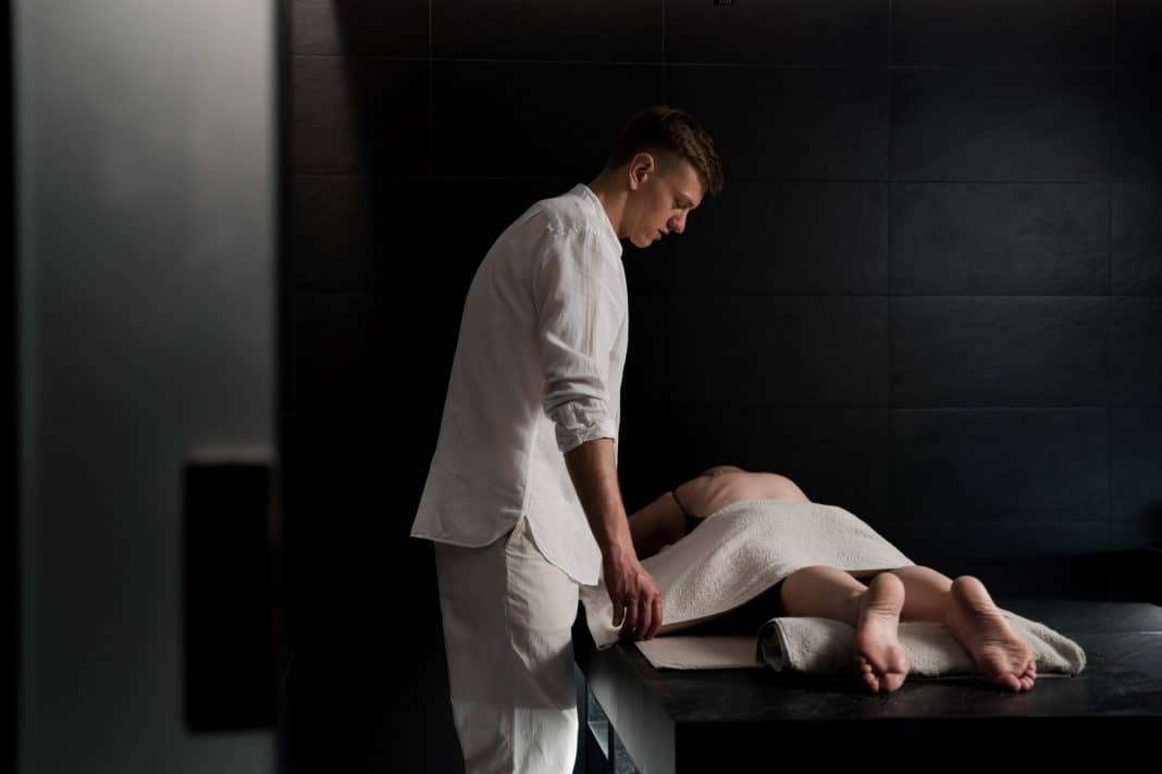 Masażysta pracujący nad relaksującym masażem w spa.