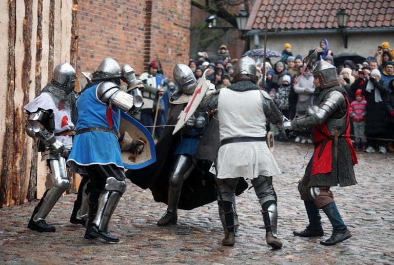 Olsztyn przemienił się w żywą lekcję historii. Zamek bronił się przed Krzyżakami