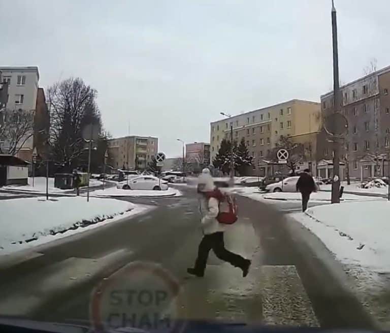 Dramatyczne chwile na Jarotach. Dziecko wbiega pod auto