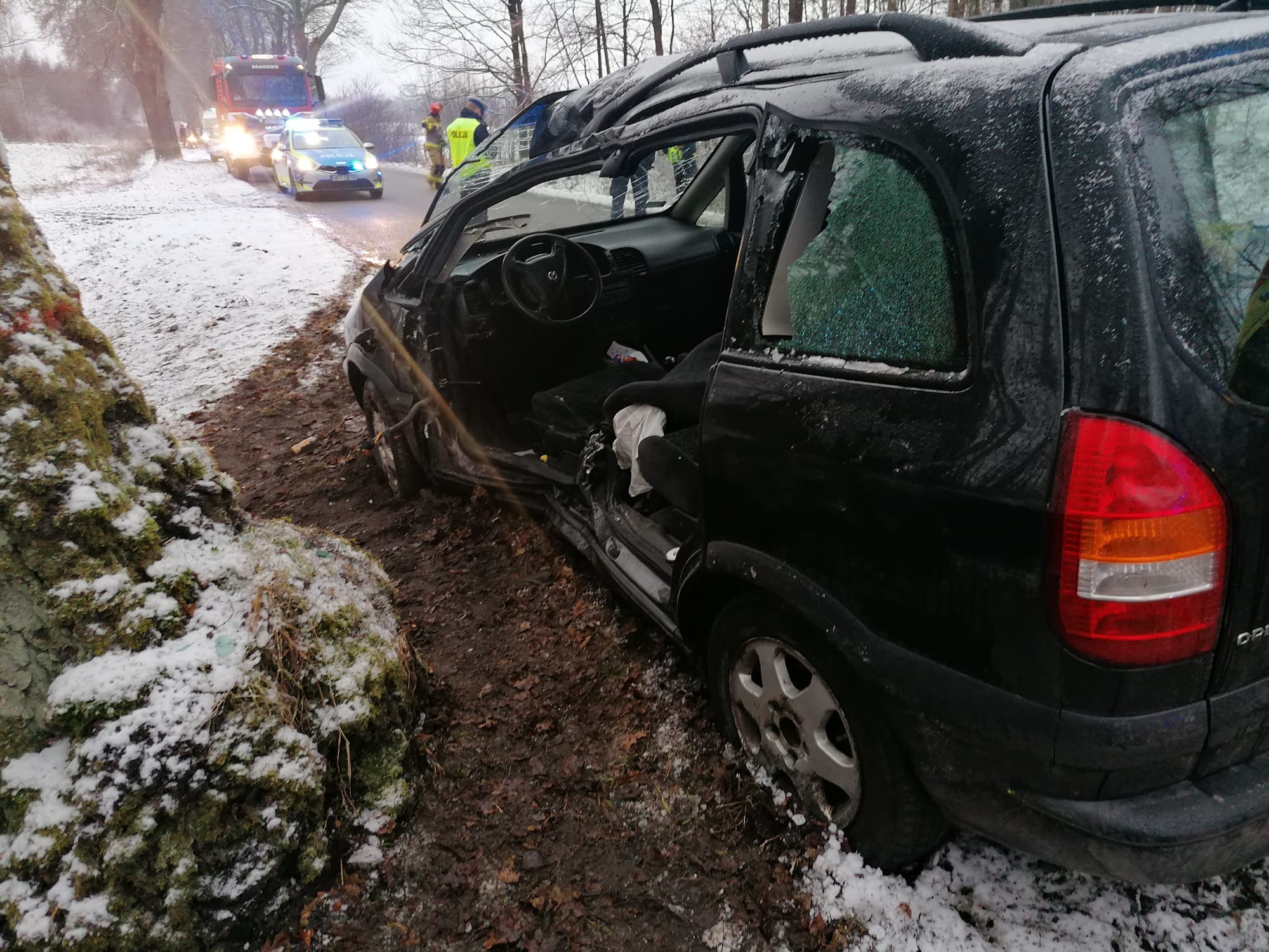 Samochód uderzył w drzewo na drodze wojewódzkiej wypadek Olsztyn, Wiadomości