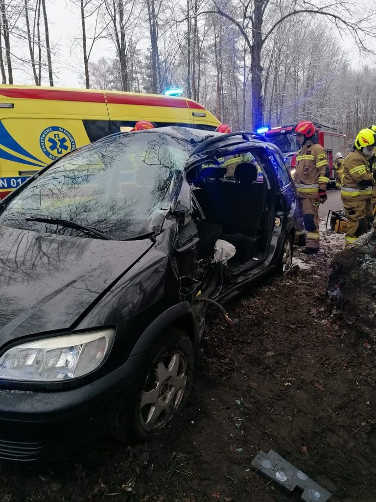 Samochód uderzył w drzewo na drodze wojewódzkiej wypadek Braniewo, Wiadomości, zShowcase